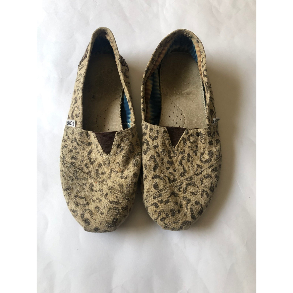 Toms women’s Flats slip on shoes size W8
